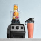 Personal Cup Adapter поставен върху блендер Vitamix